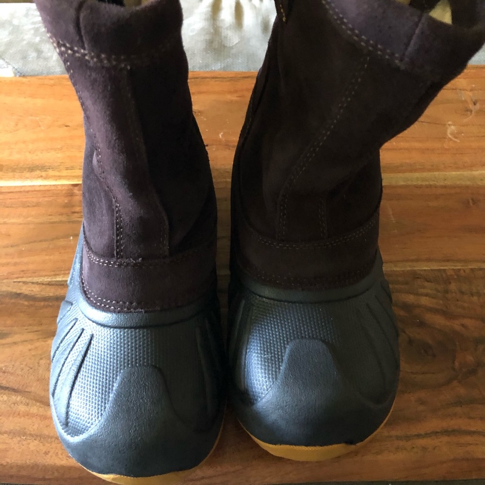 Ugg KID’s Everett NEW SIZE 2 boys